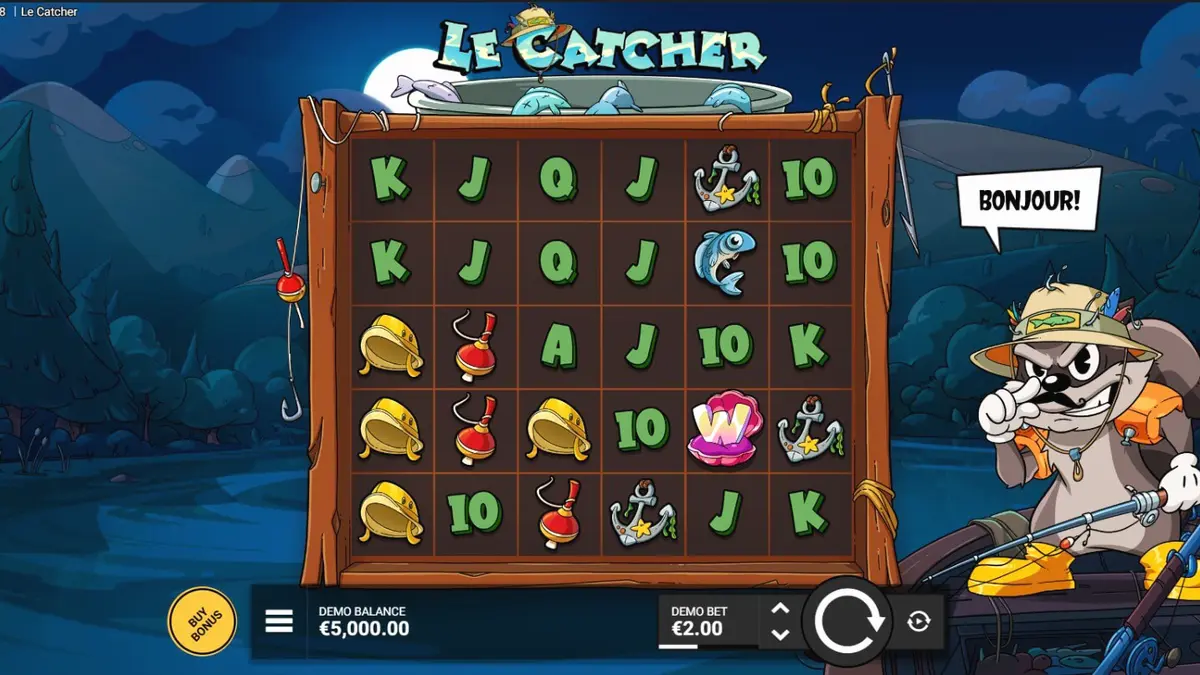 Raccoon memancing di malam hari dalam slot Le Catcher