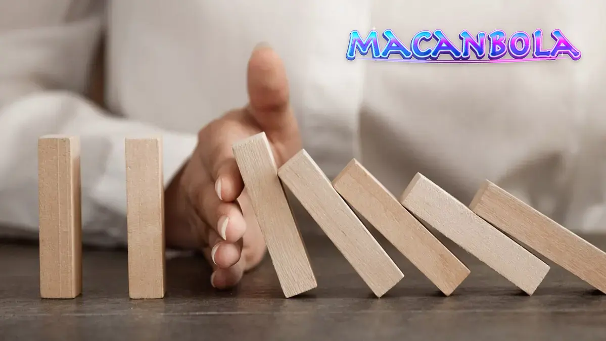 Pemain yang sedang mempertimbangkan pilihan permainan dengan bijak di depan layar digital.